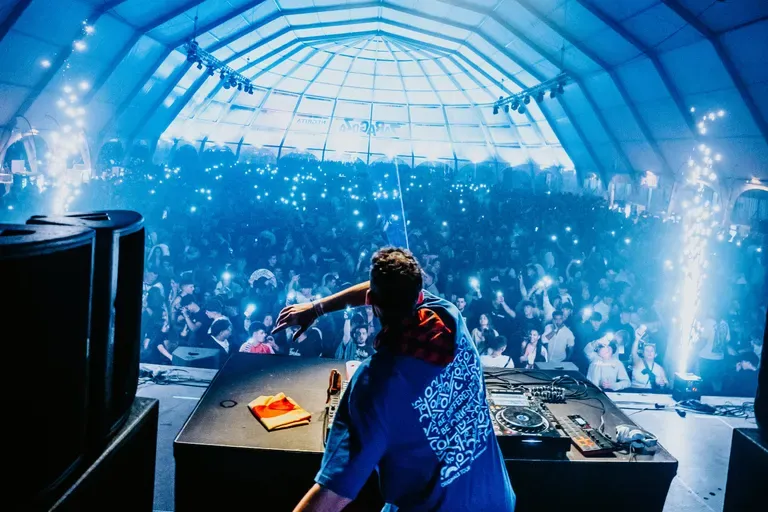 Sergio Originals ante un público masivo en un festival bajo la carpa